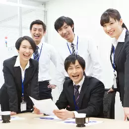 入社後は業界知識やビジネスマナーといった基礎からレクチャー。段階を踏んで成長できます